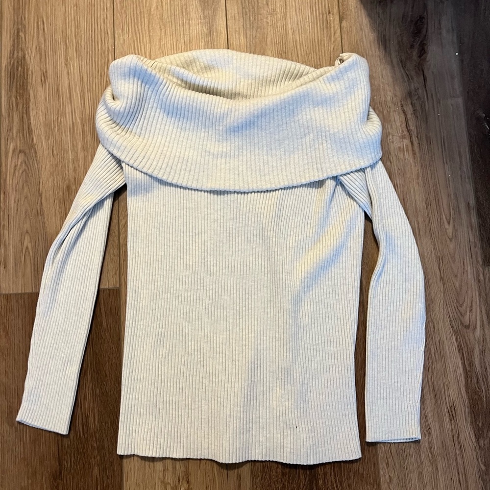 Banana Republic Off-the-shoulder sweater- M